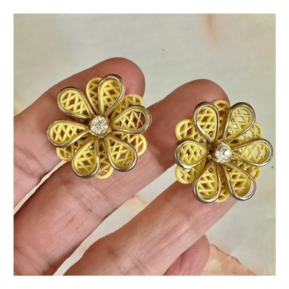 Coro vintage yellow flower rhinestone clip on earrings